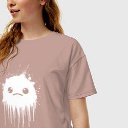 Футболка оверсайз женская Грустное лицо в каплях краски, цвет: пыльно-розовый — фото 2