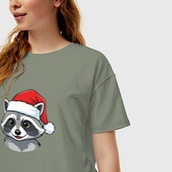 Футболка оверсайз женская Новогодний портрет енота, цвет: авокадо — фото 2