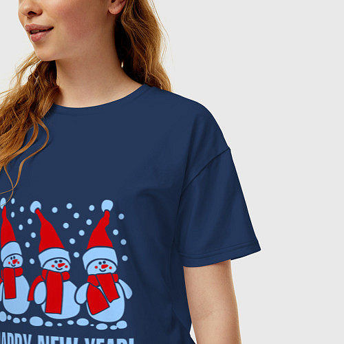 Женская футболка оверсайз Три снеговика / Тёмно-синий – фото 3