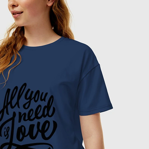 Женская футболка оверсайз All you need is love / Тёмно-синий – фото 3