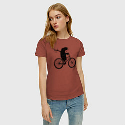 Футболка хлопковая женская Ежик на велосипеде цвета кирпичный — фото 2