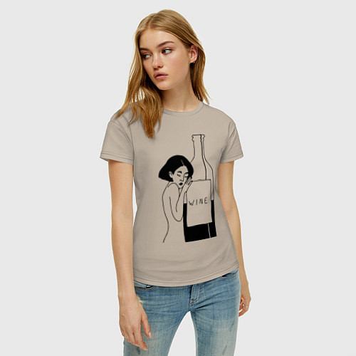Женская футболка Девушка с бутылкой вина / Миндальный – фото 3