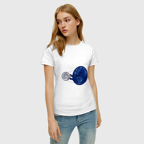 Женская футболка Земля и луна кружатся в космосе / Белый – фото 3