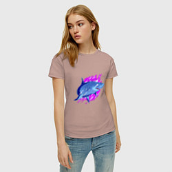 Футболка хлопковая женская Неоновая акула Neon shark, цвет: пыльно-розовый — фото 2