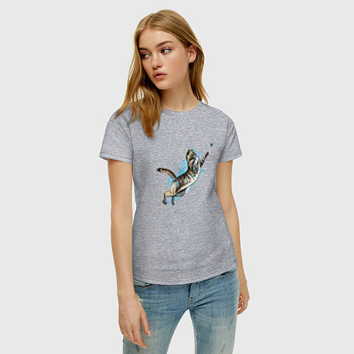 Женская футболка Котик играет с бабочкой / Меланж – фото 3