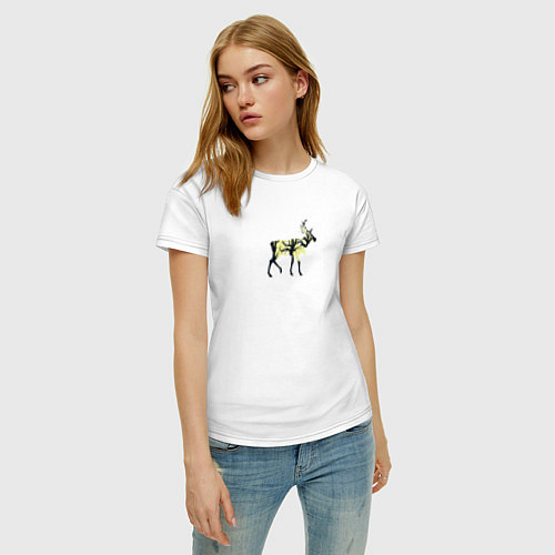 Женская футболка Силуэт оленя с деревьями и полной луной / Белый – фото 3