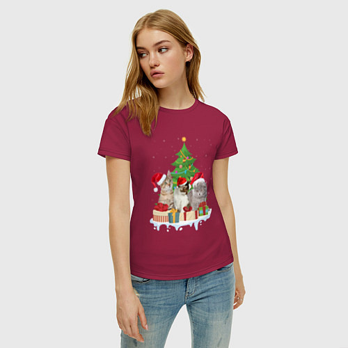 Женская футболка Коты и елка с подарками / Маджента – фото 3