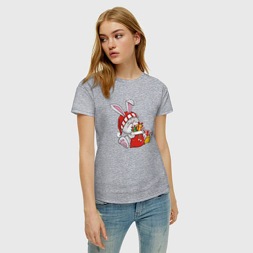 Женская футболка Зайчик с новогодними подарками / Меланж – фото 3