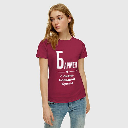 Женская футболка Бармен с очень большой буквы / Маджента – фото 3