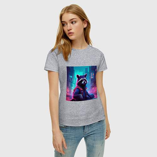 Женская футболка Антропоморфный енот на фоне неонового киберпанк-го / Меланж – фото 3