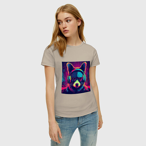Женская футболка Неоновый енот на фоне киберпанк-города / Миндальный – фото 3