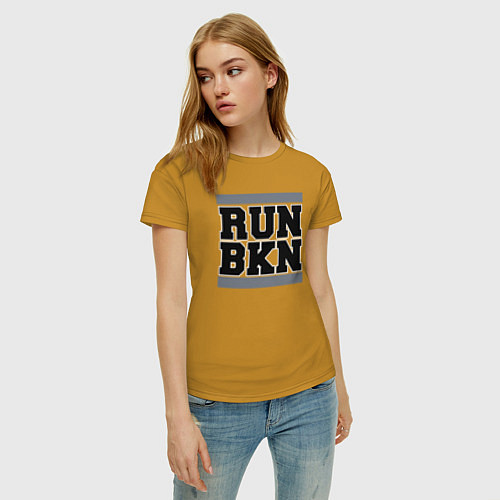 Женская футболка Run Brooklyn Nets / Горчичный – фото 3