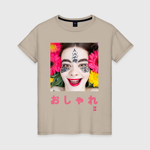Женская футболка МоМо - Девушка улыбается на фоне гербер / Миндальный – фото 1
