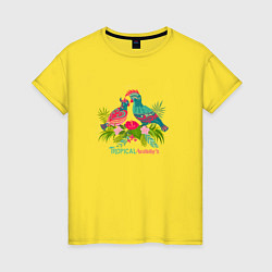 Футболка хлопковая женская Влюбленные попугаи среди тропических листьев, цвет: желтый