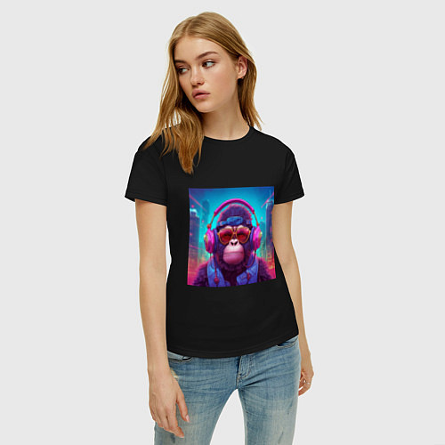 Женская футболка Обезьяна в свете неонового города / Черный – фото 3