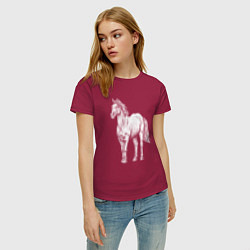 Футболка хлопковая женская Белая лошадь стоит, цвет: маджента — фото 2