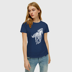 Футболка хлопковая женская Белая лошадь скачет, цвет: тёмно-синий — фото 2