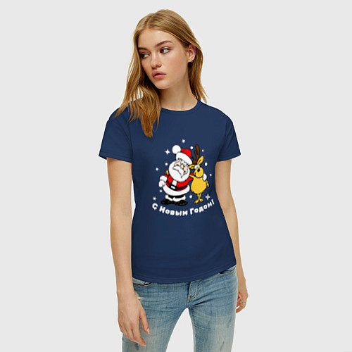 Женская футболка Дед мороз с оленем / Тёмно-синий – фото 3