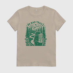 Футболка хлопковая женская Медведь путешественник с рюкзаком нет плохих дорог, цвет: миндальный