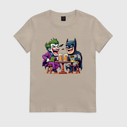Футболка хлопковая женская Джокер и Бэтмен пьют пиво за столом, цвет: миндальный