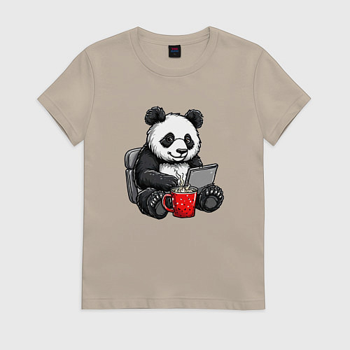 Женская футболка Панда с кофе за ноутбуком / Миндальный – фото 1