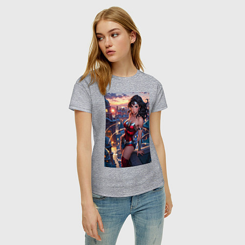 Женская футболка Чудо-женщина с городским фоном в стиле комиксов / Меланж – фото 3