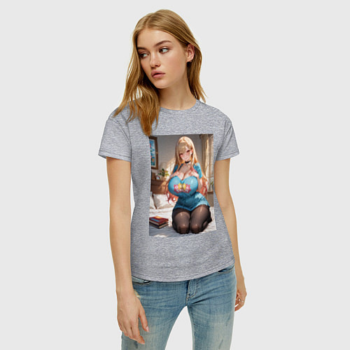 Женская футболка Марин Китагава позирует на кровати / Меланж – фото 3