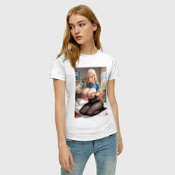 Футболка хлопковая женская Марин Китагава позирует на кровати, цвет: белый — фото 2