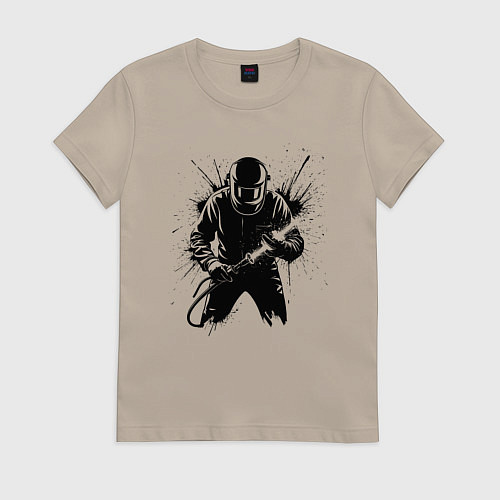 Женская футболка Сварщик с плазмой / Миндальный – фото 1