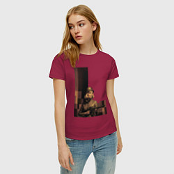 Футболка хлопковая женская Женщина с автоматом ретрофутуризм поп-арт 1970-е, цвет: маджента — фото 2