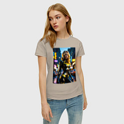 Футболка хлопковая женская Черная Канарейка на улице города, цвет: миндальный — фото 2