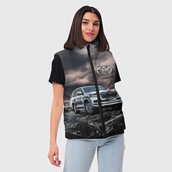Женский жилет Toyota Land Cruiser 200 среди скал, цвет: 3D-светло-серый — фото 2