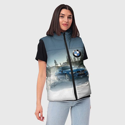 Женский жилет Крутая бэха мчится по лесной дороге / 3D-Светло-серый – фото 3