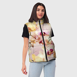Женский жилет Желтые и нежно-розовые орхидеи - паттерн, цвет: 3D-черный — фото 2