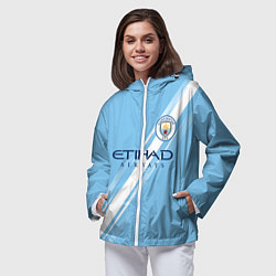 Ветровка с капюшоном женская Манчестер Сити домашняя форма 2025 2026, цвет: 3D-белый — фото 2